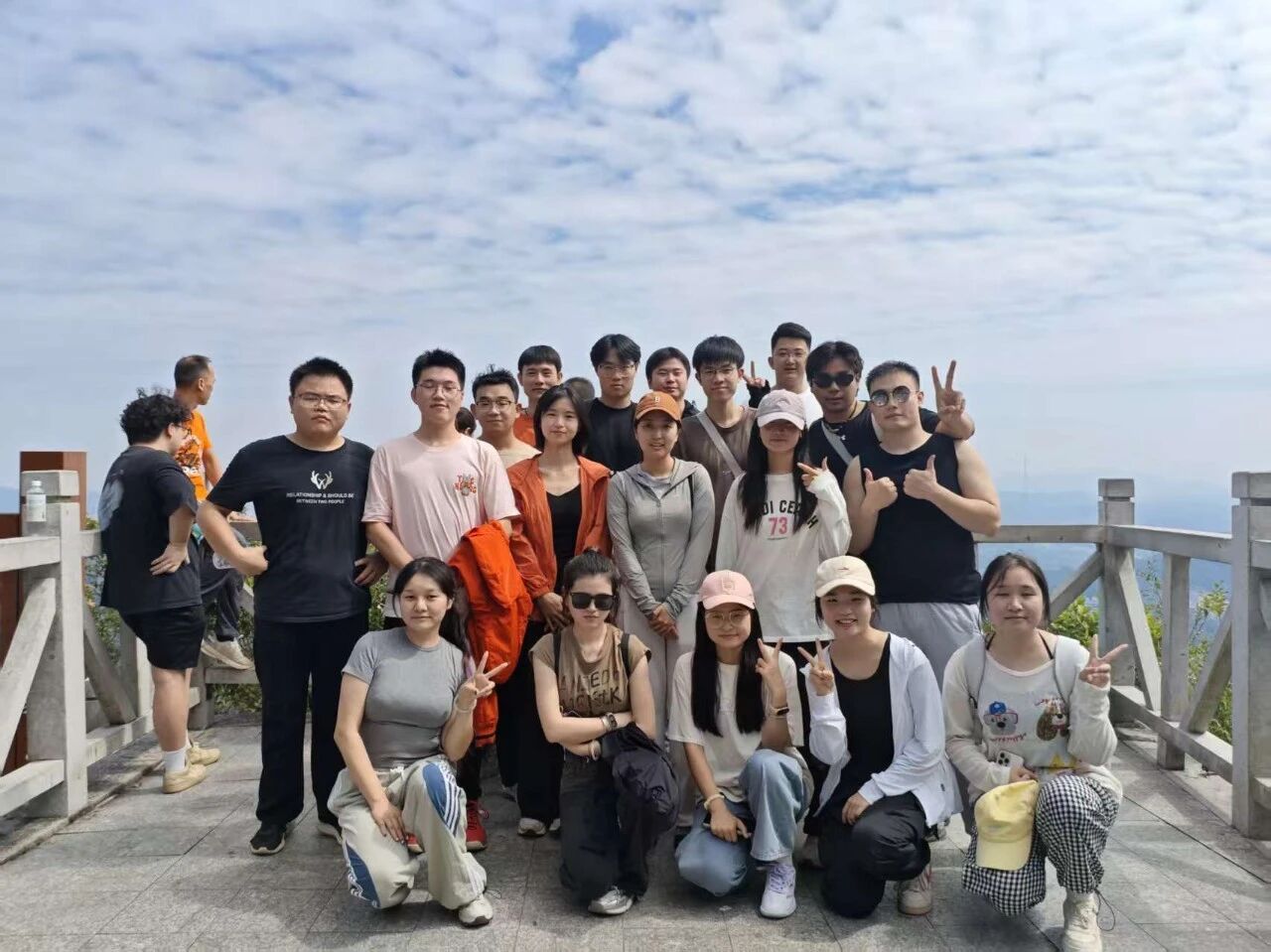 “砼”心汇秋色，研途揽山风：土交院研究生会凤凰山登高活动顺利开展